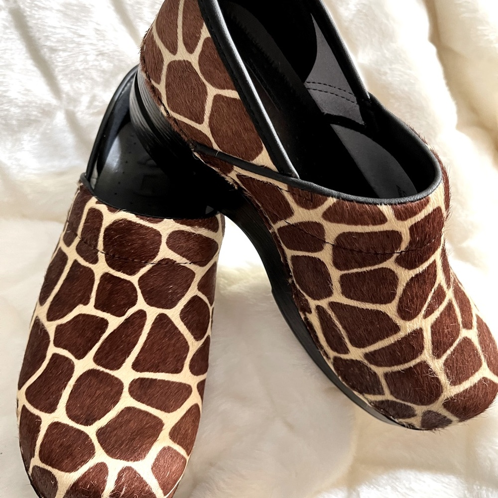 Artificial Intelligence Denmark giraffe print/pattern Clogs Size: 7 Women